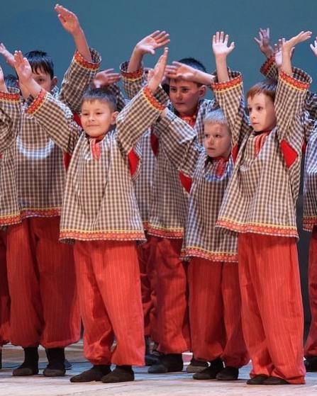 Костюмы из пестряди с отделкой из жаккардовых лент народного хореографического ансамбля «Каблучок»