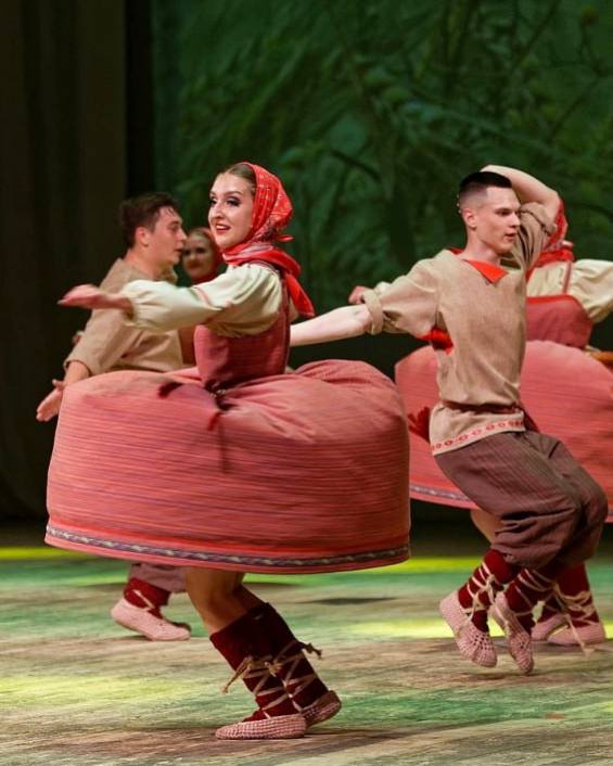 Костюмы из пестряди с отделкой из жаккардовых лент народного хореографического ансамбля «Каблучок»