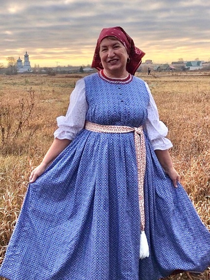 Традиционное полуплатье из сатина, рубаха с вышивкой и лакомник