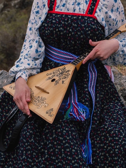 Народные костюмы для выпускников училища культуры
