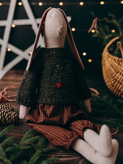 Новогодняя игрушка Зайчика из костюмного льна и пестряди