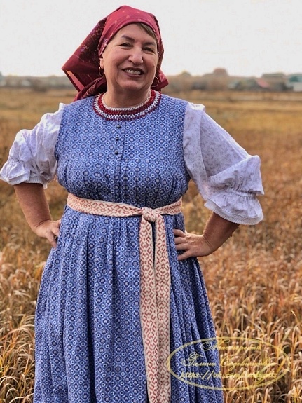 Традиционное полуплатье из сатина, рубаха с вышивкой и лакомник