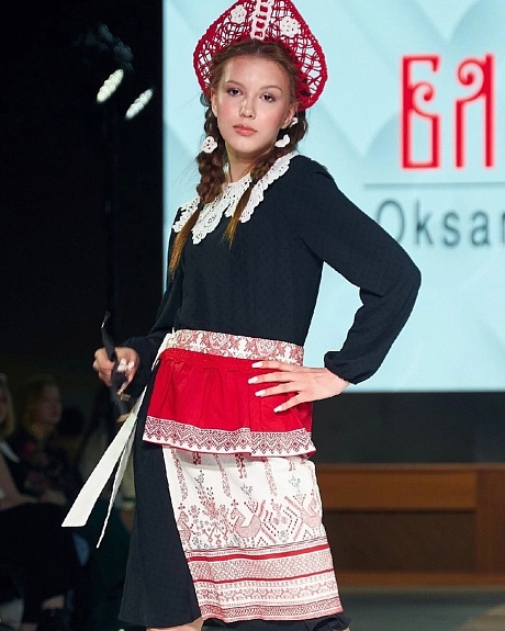Передник из коллекции "Блажена" из чесучи "Лошадки"