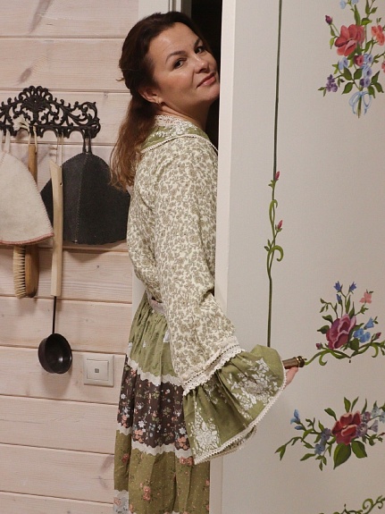 Платье из муслина с фартуком из сатина