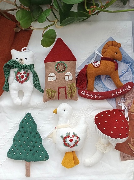 Елочные игрушки из полульна и бархата