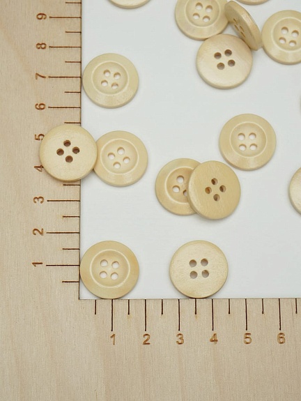 Пуговица светлое дерево,18мм, 4 отверстия#047601
